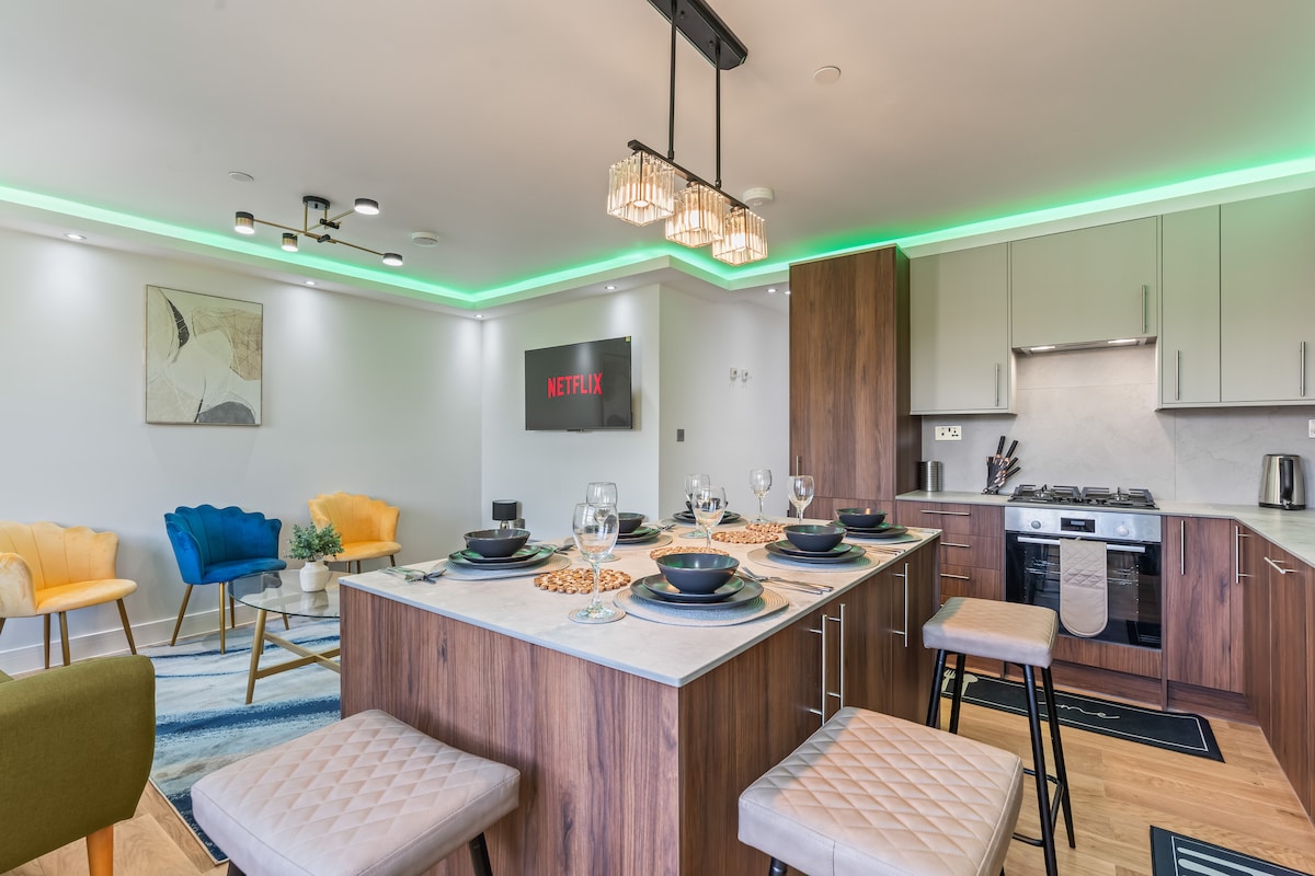 Kitchen island and lounge