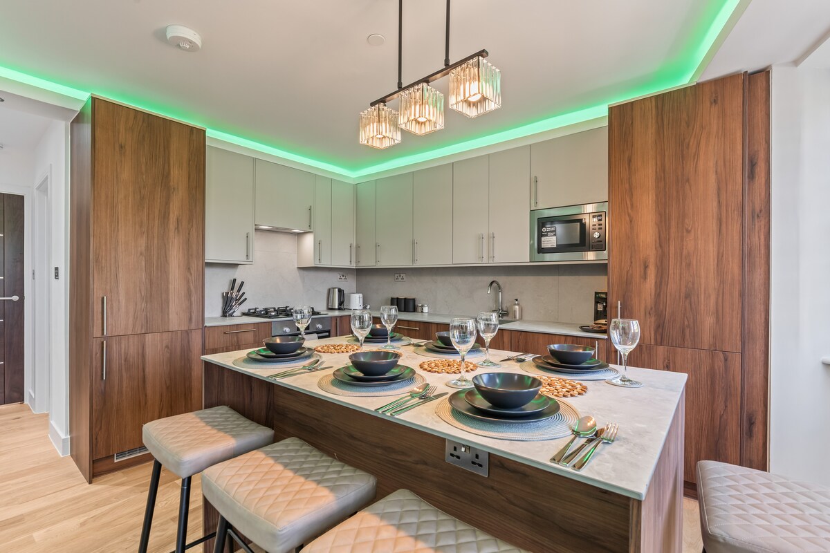 Kitchen — full run of units