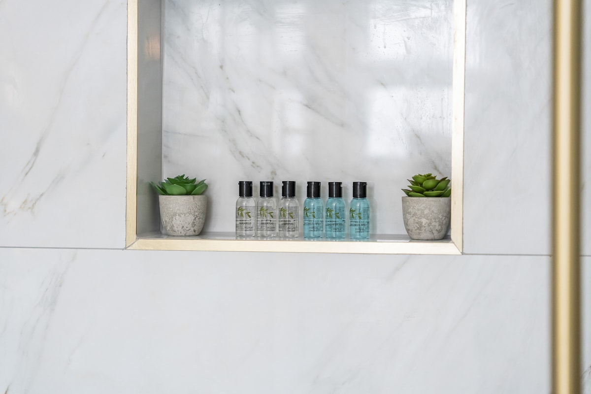Marble niche with toiletries