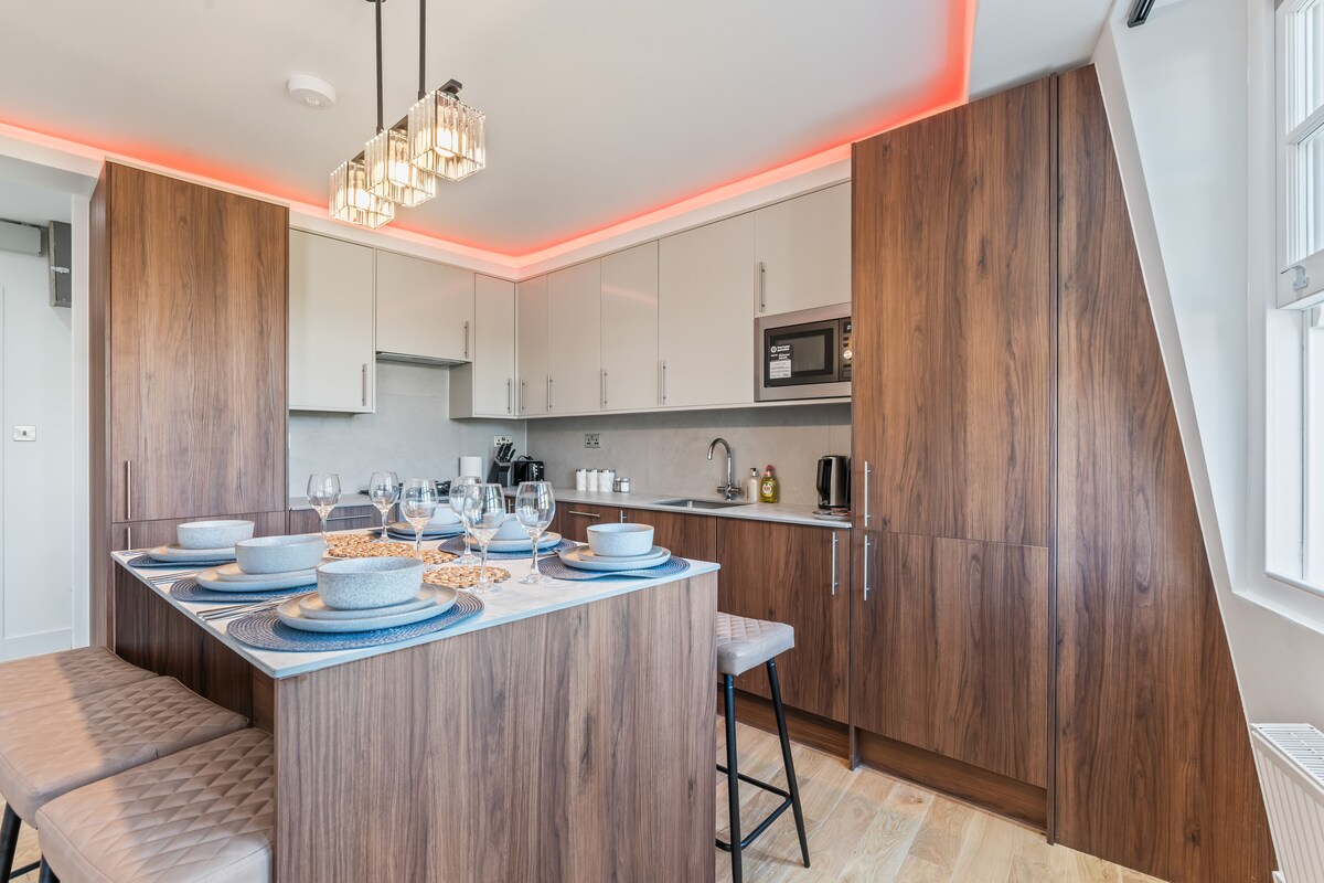 Kitchen with breakfast island