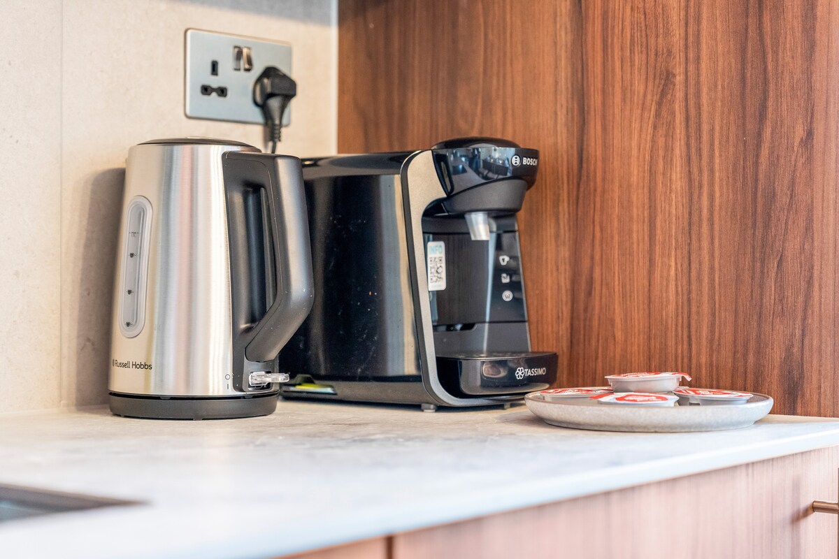 Kettle and coffee machine