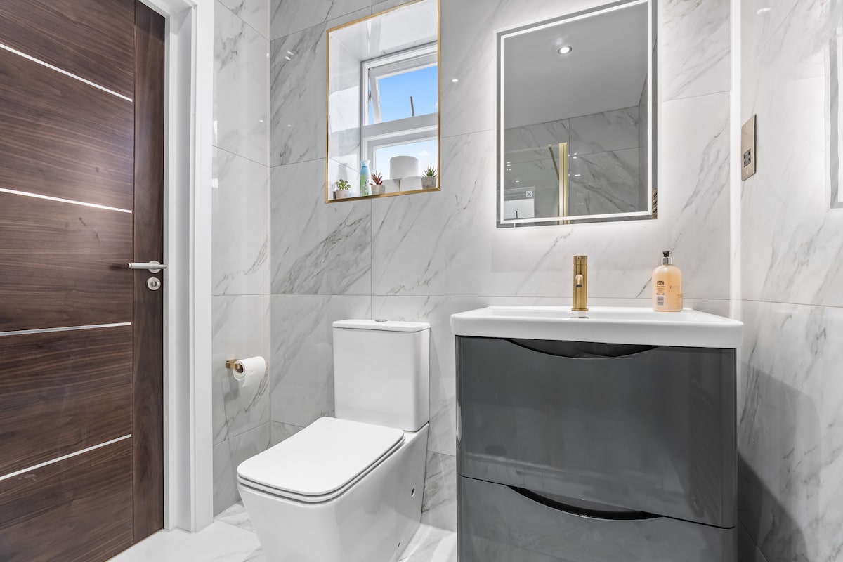 Bathroom vanity and LED mirror