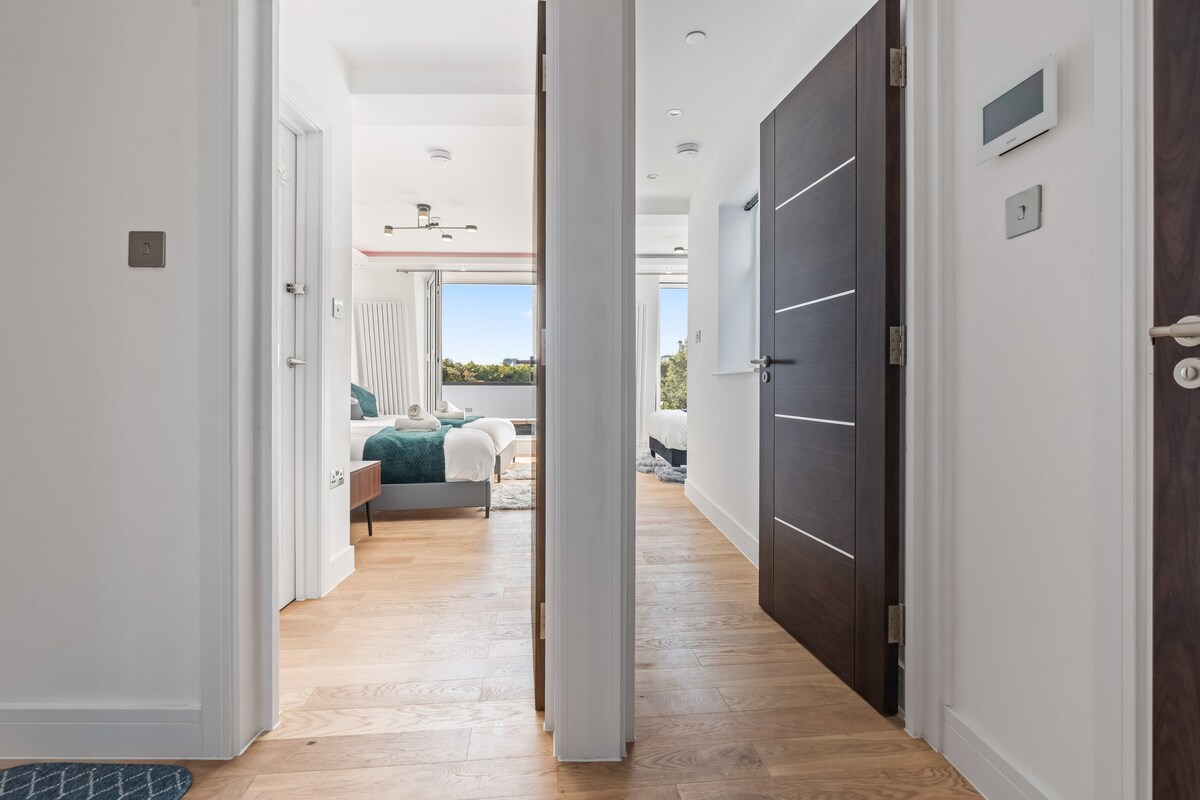 Hallway towards bedroom